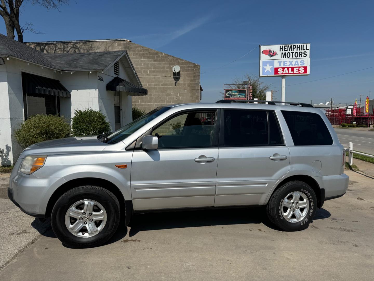 2008 Silver Honda Pilot (5FNYF28298B) , Automatic transmission, located at 3624 Hemphill St., Fort Worth, TX, 76110, (817) 926-8921, 32.696205, -97.331985 - Photo#0